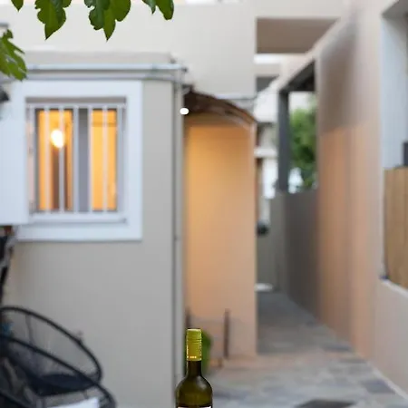 Apartment Irida's Detached House With Lovely Garden/yard In Center