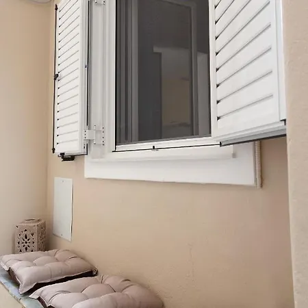 Irida's Detached House With Lovely Garden/yard In Center Apartment
