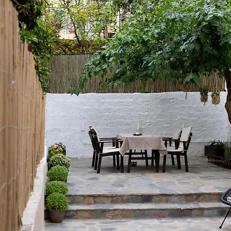 Apartment Irida's Detached House With Lovely Garden/yard In Center *