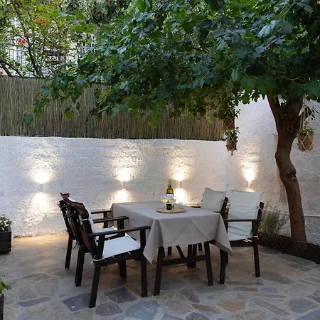 Apartment Irida's Detached House With Lovely Garden/yard In Center