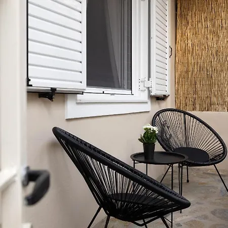 Irida's Detached House With Lovely Garden/yard In Center Apartment