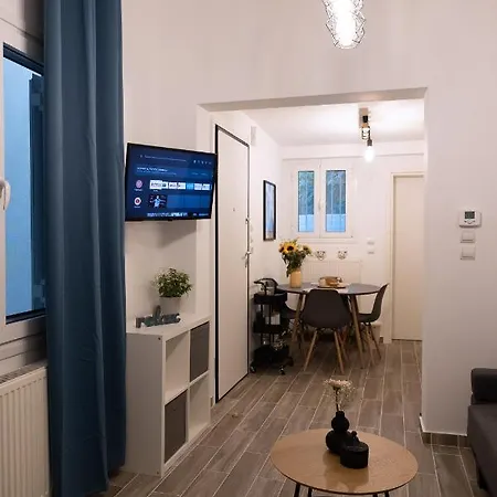 Apartment Irida's Detached House With Lovely Garden/yard In Center