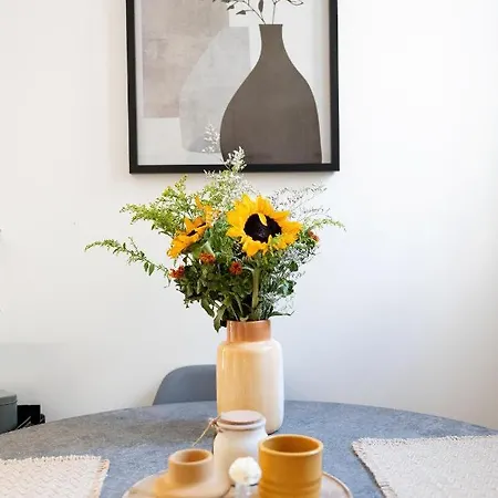 Irida's Detached House With Lovely Garden/yard In Center Apartment