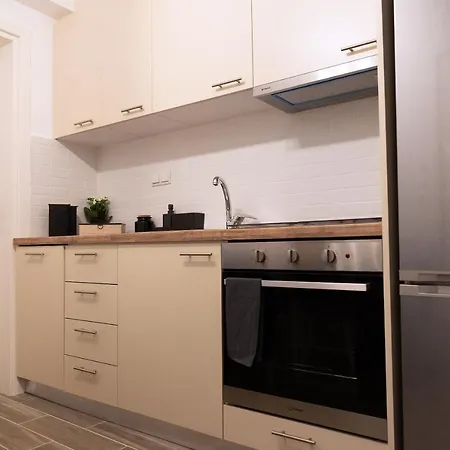 Irida's Detached House With Lovely Garden/yard In Center Apartment
