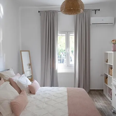 Apartment Irida's Detached House With Lovely Garden/yard In Center