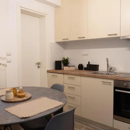 Irida's Detached House With Lovely Garden/yard In Center Apartment Athens