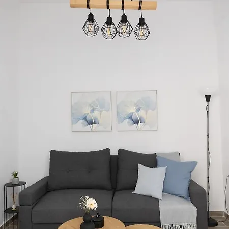 Apartment Irida's Detached House With Lovely Garden/yard In Center *