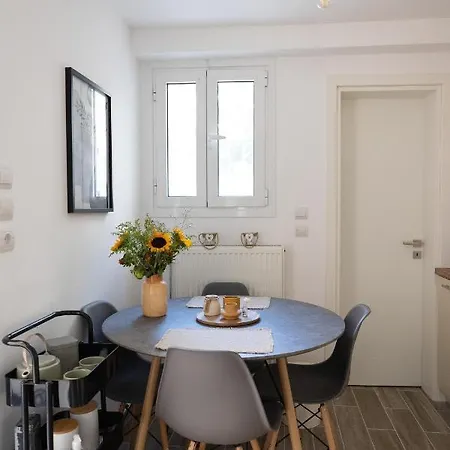 Irida's Detached House With Lovely Garden/yard In Center